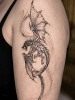 After posting yesterday’s knight, it reminded me of this dragon I did last year. Still really love the movement in this one and all the fine line detail. There’s just something about fantasy pieces that I really enjoy doing. If you’re into dragons, knights or darker, flowy designs like this — my books are open. Drop me a message and let’s plan something #finelinetattoo #dragontattoo #fantasytattoo #blackandgreytattoo #lineworktattoo