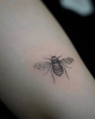 Small baby B? #tattoo #smalltattoo #tattooartist #tattooideas #beetattoo #armtattoo #fineline #ink #oslotattoo