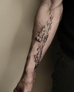 All handpoked • 8 hours Sailing away while keeping the memories inside for life. Custom design for Dylan, thank you so much for the long day sit! Done at @oops.tattoostudio DM to book your custom design today! 🖤 #handpoke #handopoketattoo #handpokelondon #handpokeartist #handpokeflash #stickandpoke #stickandpoketattoo #flashtattoo #TattooInspiration #abstract #flowytattoo #customtattoo #yamatobattleship #sunrisetattoo #japanesetattoo #wavestattoo #londontattoo #londonhandpoke #hongkongtattoo #hongkonghandpoke #紋身 #刺青 #香港紋身 #手刺 #手工紋身 #手彫紋身 #刺青認領圖