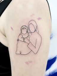 Un abbraccio che resta 💞 Ci sono momenti che non si fotografano per ricordarli, si imprimono per non perderli mai. Prenotazioni solo su WhatsApp (link in bio) 📍 Sphynx Tattoo – Via Trento 11, Pisa #tattoopisa #familytattoo #motheranddaughter #lineworktattoo #finelinetattoo Tattoo