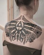 • Backpice - Zelda • artist: @timbo.tattoo studio: @_ohana_atelier_ . Ich bin sooo happy darüber solche Projekte stechen zu dürfen. Hier wurde ein bestehendes Zelda Tattoo gecovert und mit mystischen Strukturen und meinen Mikro Mosaiken erweitert. Demnächst gibt es noch den zweiten Teil am unteren Rücken. Ich freue mich sehr dich wieder da zu haben und weiter zu machen. Danke für dein Vertrauen. . #tattoo #tattooart #tattooartist #artistoninstagram #inked #backpiece #blackworktattoo #micromosaic #ornamentaltattoo #concepttattoo #tattooosnabrück #osnabrück #ohanaatelier