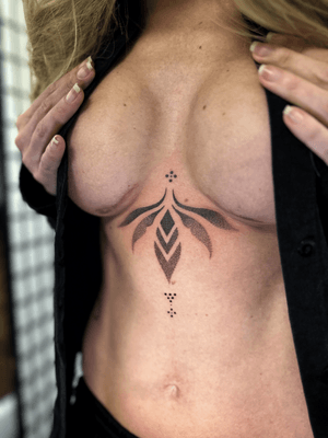 Underboob ornamental, dotwork, geometric