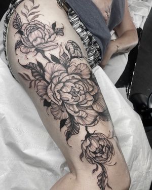 Feminine side thigh floral tattoo 