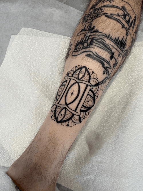 Ornamental Hourglass with Star