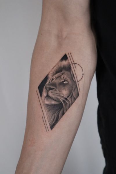 Micro realism Geometric animal lion tattoo