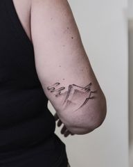 All handpoked • for @charlotte_pokes This style starts to become my signature style. What do you think? Let’s go and support handpoke artist?? Done at @debutstudios DM to book your custom design today! ?
• #handpoke #handopoketattoo #handpokelondon #handpokeartist #handpokeflash #stickandpoke #stickandpoketattoo #flashtattoo #TattooInspiration #abstract #flowytattoo #customtattoo #japaneseart #nature #waves #londontattoo #londonhandpoke #hongkongtattoo #hongkonghandpoke #紋身 #刺青 #香港紋身 #手刺 #手工紋身 #手彫紋身 #刺青認領圖