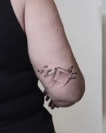 All handpoked • for @charlotte_pokes This style starts to become my signature style. What do you think? Let’s go and support handpoke artist🫶🏼 Done at @debutstudios DM to book your custom design today! 🖤 • #handpoke #handopoketattoo #handpokelondon #handpokeartist #handpokeflash #stickandpoke #stickandpoketattoo #flashtattoo #TattooInspiration #abstract #flowytattoo #customtattoo #japaneseart #nature #waves #londontattoo #londonhandpoke #hongkongtattoo #hongkonghandpoke #紋身 #刺青 #香港紋身 #手刺 #手工紋身 #手彫紋身 #刺青認領圖