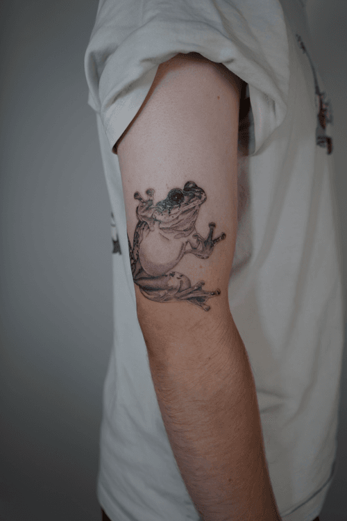Realistic Frog Tattoo