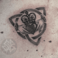 Loyalty. Love. Legacy.
Just got this Claddagh-inspired tattoo—symbolizing love (the heart), loyalty (the crown), and friendship (the hands). Timeless meaning with a modern edge. Inked with soul.
💉 What does your ink mean to you?
#CladdaghTattoo #BlackworkTattoo #SymbolicInk #TattooArt #IrishTattoo #LoveLoyaltyFriendship #ModernTradition #DotworkTattoo #FreshInk #InkedLife #TattooCulture #TattedUp #SkinArt #TattooInspo #TattooDesign