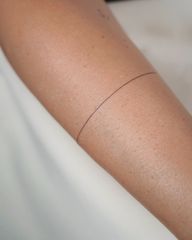 My client wanted total minimalism, no extra details, just a fine line armband with a single gap☺️ A tattoo like this is all about precision, experience, and a steady hand. One of my absolute favorite designs? #oslotattoo #armbandtattoo #finelinetattooartist #singleneedletattoo #munichtattoo