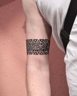 •armring für Olli• [mikroornamente] . Das ist bisher mein größtes Projekt. Der liebe @oliverpreuss_ fragte mich, ob ich ihm einen Armring mit Kacheln entwerfen kann. Und die Kacheln sollen für ihn wichtige Symbole enthalten. Nach einer gemeinsamen Entwurfssession hab ich mich ans Werk gemacht und am Ende dieses Motiv zustande gebracht. Olli ich danke dir für das tolle Projekt und freue mich auf weitere Tattoos im Mikroornamentstil. . #tattoo #tattooinspiration #tattooideas #tattooartist #artistsoninstagram #blackworktattoo #microornaments #mikroornamente #osnabrück #inked