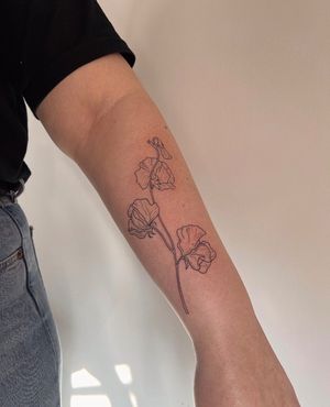 Elegant fine line flower design by Alessia Lo Piccolo, perfect for a unique and artistic tattoo.