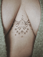A linear design runs across the chest area. It consists of a symmetrical pattern with several dots and branch-like elements, the design gives a delicate aesthetic. #handpoke