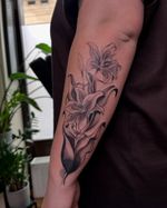 Bye Bye old diamond 👋🏻 Welcome new flower 🙋🏻‍♀️ Köszi a bizalmat! @bese_alexa #lillyflowertattoo #lillytattoo #budapesttattoo #tattoobudapest #undergroundtattoo @fine_heart_custom_ink