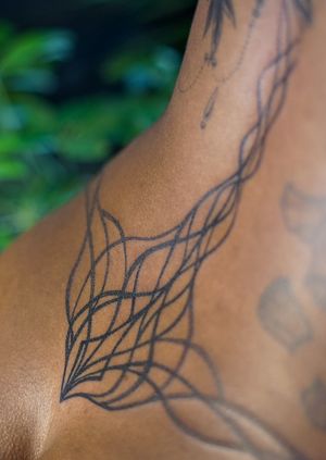 Get mesmerized by the intricate dotwork design of this tattoo by Mona Noir Tattoo, featuring a fluid and organic motif.
