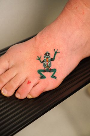 Illustrative tattoo featuring traditional Korean pattern and a charming tree frog, artistically created by HWIZI.