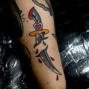 Traditional skin rip dagger