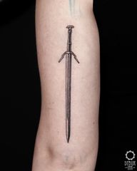 Dwa wiedźmińskie miecze dla @ivan_ch00j dziękuję! @muka_studio #witchertattoo #swordtattoo #witchersword #finelinetattoo #backtattoo #graphictattoo #dotwork #dotworktattoo #krakówtattoo #polandtattoo #tatuazkrakow #tatuazwarszawa #tatuazkatowice #katowicetattoo #warsawtattoo #dybukink #tatuaższczecin #szczecintattoo