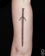 Dwa wiedźmińskie miecze dla @ivan_ch00j dziękuję! @muka_studio #witchertattoo #swordtattoo #witchersword #finelinetattoo #backtattoo #graphictattoo #dotwork #dotworktattoo #krakówtattoo #polandtattoo #tatuazkrakow #tatuazwarszawa #tatuazkatowice #katowicetattoo #warsawtattoo #dybukink #tatuaższczecin #szczecintattoo
