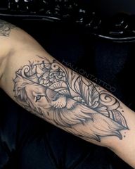 For today's feed goes this lion, what a cool job it was to do, an exclusive art that with great affection came out of the paper straight to the skin!Do you have a drawing saved on your phone and haven't turned it into a tattoo yet?Send me a DM or message (link in the biography) that we have already created and transformed a tattoo for you!#Sandiegotattoo #sdtattoo #kallontattoo