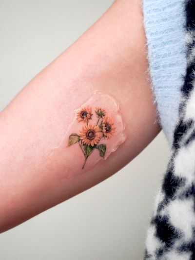 A bunch of sunflowers 🌻 #microrealism #colourtattoo #colorrealism