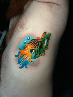 Illustrative and cute watercolor tattoo of a kawaii squid by Cloto.tattoos.