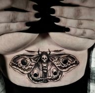 Death moth para Spencer Day ,send me more sweet ideas like this 👌#blackworktattoo #mothtattoo #deathmothtattoo #blackandgreytattoo