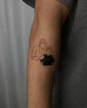 A minimalistic blackwork tattoo by Ruby Rowland, featuring a fine line outline of a family portrait.