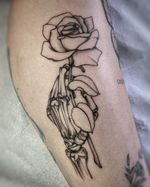 Salve nossos guardiões! Obrigada, Manu, pela oportunidade de homenagear esses seres tão especiais! Orçamentos pelo link da bio. Agenda sempre aberta. São Paulo 14 a 19/10 no @alcabonestattoo Grata a quem me acompanha (nesse plano e no de lá), confia, corre junto, apoia, enaltece, edifica! Laroyê povo da rua! 🔱🌹