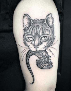 Unique tattoo design merging a feline and an otherworldly xenomorph by artist Amandine Canata. Perfect for sci-fi and cat lovers alike.