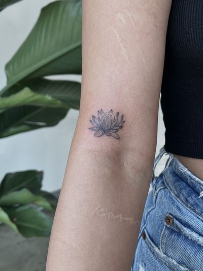 Micro-realism lotus on the upper arm, done in black, greywash, & white inks. Done at B36 Tattoo on Melrose Ave. In Los Angeles!