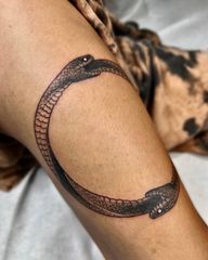 Ouroboros for my bb Vic ? Done @pechschwarztattoo * * * * #ouroboros #ouroborostattoo #circletattoo #snaketattoo #snaketattoos #thightattoo #legtattoos #blackinktattoo #darkworktattoo #illustrativetattoo #finelinetattoos #whiteinktattoo #tattoos #kreuzberg #berlin #berlintattoo #berlintattooartist #ecotat