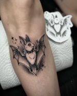 My first bat tattoo and look at that 😱🦇✨ It was a pleasure drawing and tattooing this design. . . #battattoo #gothtattoo #cutetattoo #halloweentattoo #amsterdamtattoo #emoanimals #gothanimals #emobat