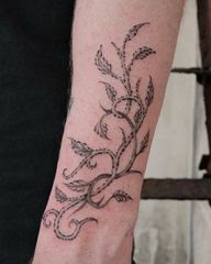 textured vine 🍃🍃🍃 @shedevil.tattoostudio