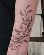 textured vine 🍃🍃🍃 @shedevil.tattoostudio