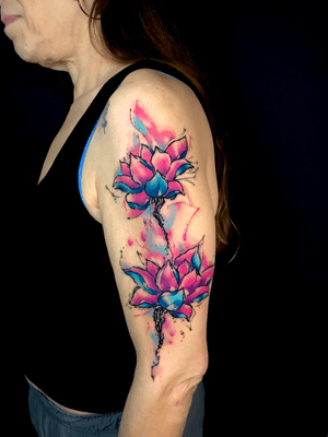 Loved doing these lotus. #sandrosecchin #flowertattoo #floraltattoo #watercolourtattoo