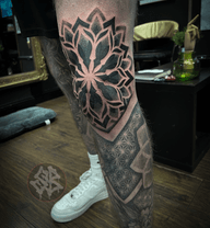 Continuing this leg sleeve! Loved doing this one, and @evan_phelan_ sat like a champ as always! Was lovely to see you again! . @sphynxtattoodublin . #kneetattoo #mandalatattoos #dublintattoo #geometrictattoo #legtattoos