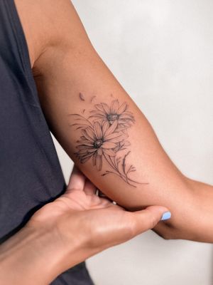 Experience the beauty of nature with this stunning illustrative floral tattoo design by the talented artist Alex Caldeira.