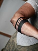 • Armrings • @_ohana_atelier_ . Die mache ich nur Freihand. . #tattoo #armring #blackwork #blackouttattoo #tattooosnabrück #inked #freshink