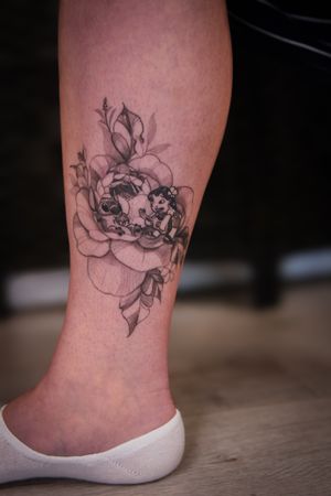 Exquisite black and gray dotwork by Steffan Eagle, featuring intricate floral design intertwined with Lilo & Stitch motifs.