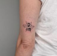 May this year be full of bees and honey ? DM to book @thelondonsocial • • • #thelondonsocial #tattoo #finelinelondon#tattooartist #londontattooartist #beetattoorealism #microrealismtattoo