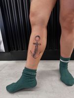 Custom design, this piece features multiple levels. The client wanted to embody freedom like a mermaid, while being grounded by the anchor. #mermaidtattoo #anchortattoo #montrealtattooartist #legtattoos