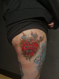 Hier seht ihr eines meiner wanna-do‘s meine Kundin hat es sich gleich geschnappt! Wir hatten eine tolle Zeit zusammen und das Ergebnis kann sich sehen lassen!🎀Wenn du auch Bock auf traditionell inspirierende cute Tattoos hast, dann kannst du mir ganz einfach deine Idee per dm zukommen lassen oder dir eine von meinen reservieren 💌❤️🩹