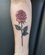 Red Rose today for Steve - I enjoyed this 😁 - #tattooapprentice #redrosetattoo #rosetattoo #colourfultattoo #girlswhotattoo #apprenticetattoo #orpingtontattoo