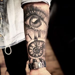 Fully healed and settled realistic clock and eye project