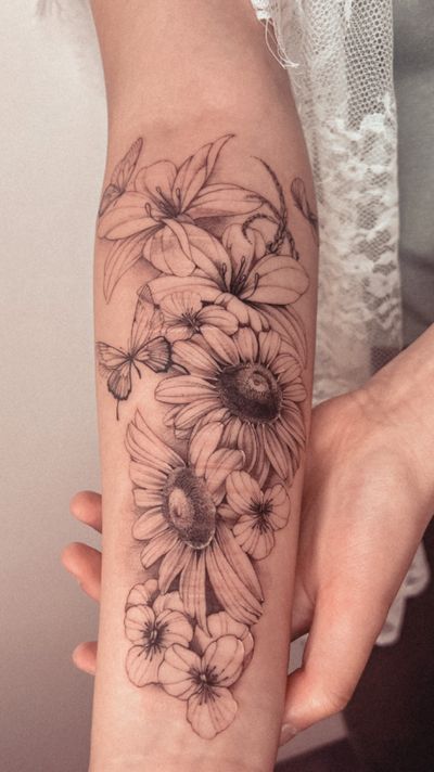 Get a stunning floral tattoo with a beautiful butterfly and vibrant sunflower. Designed by the talented Alex Caldeira.