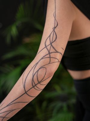 Experience the intricate beauty of blackwork and dotwork in this organic flow tattoo by Mona Noir Tattoo. Perfect for those seeking a unique and nature-inspired design.