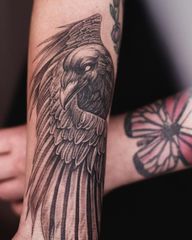 The crow is a symbol of mystery, intelligence and grace and with this tattoo you can carry these qualities with yourself always ? May it remind you to embrace your own unique gifts, spread your wings and never let anyone dim your light ✨ . Thank you Malene for letting me tattoo you!