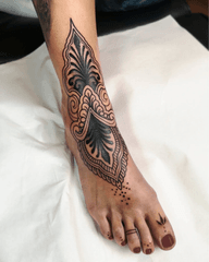 When freshly done 🤍 Would love to do more peaces like that 🌞 stencil + freehand Thank you @bodyartbybeccy for comming to me with such a lovely project! Contact me over DMs. #foottattoo #feettattoos #toestattoo #toetattoo #fingertattoo