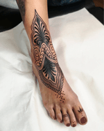 When freshly done 🤍 Would love to do more peaces like that 🌞 stencil + freehand Thank you @bodyartbybeccy for comming to me with such a lovely project! Contact me over DMs. #foottattoo #feettattoos #toestattoo #toetattoo #fingertattoo